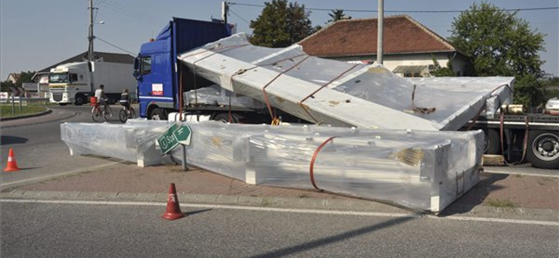 A 4-es főútra borult egy lengyel kamion rakománya - fotó