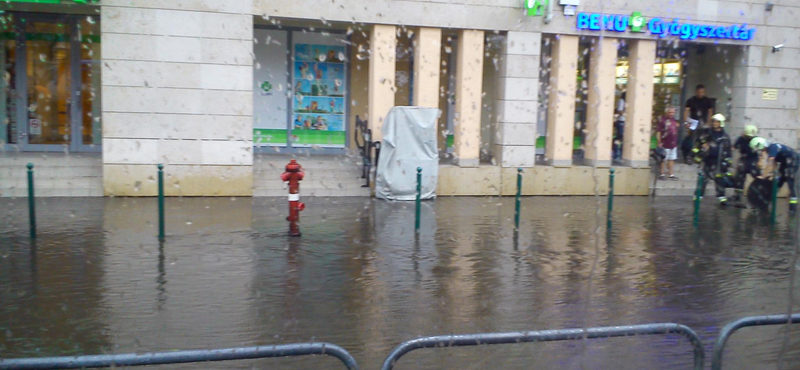 Elöntötte a víz a 13. kerületben a Béke tér környékét egy csőtörés miatt