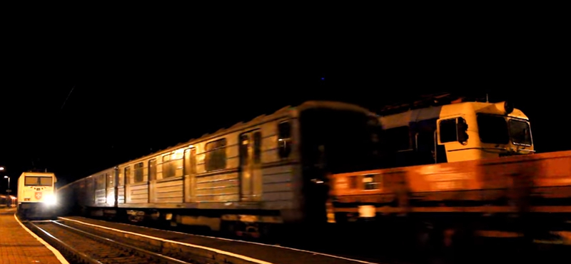 Nincs megállás, hiába van leállás: Újabb budapesti metrókocsikat küldtek ki felújításra - videó