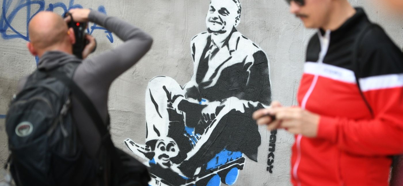 Banksy festhette meg a vonatozó Orbánt a bulinegyedben