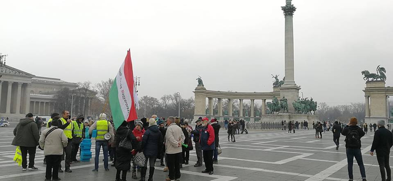 Elindultak a tüntetők az Andrássy úton