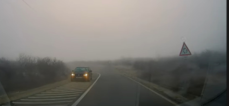 Nem elég a köd, még forgalommal szemben is hajt egy autós Litérnél – videó