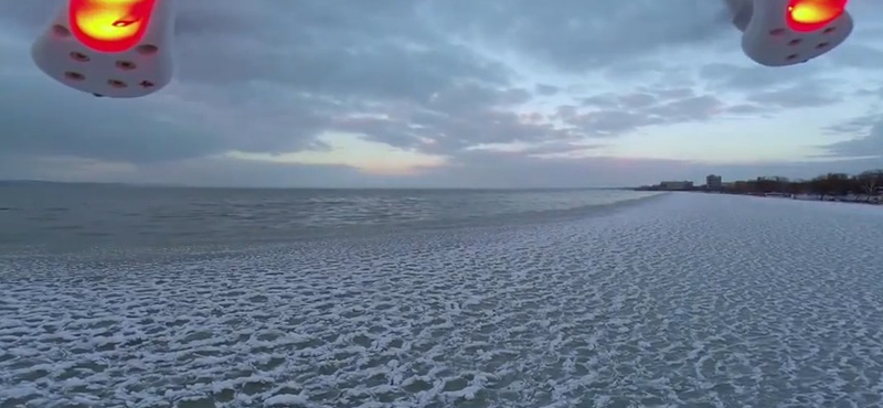 Drónnal filmezték le a Balaton befagyását – videó