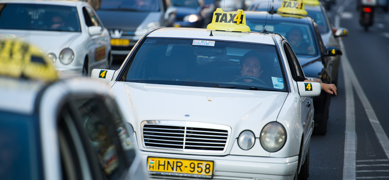 Több mint ezer taxis tüntet ma a belvárosban