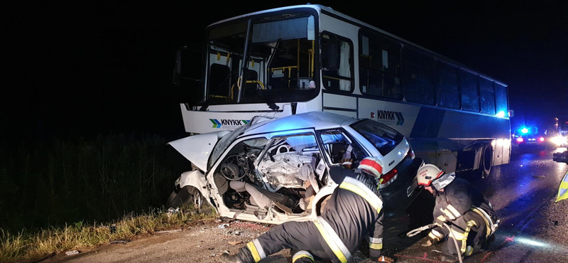 Busszal ütközött egy autó Fejér megyében az éjjel, meghalt két ember