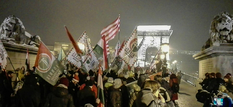 Dobálással ért véget a péntek esti tüntetés a Sándor-palota előtt