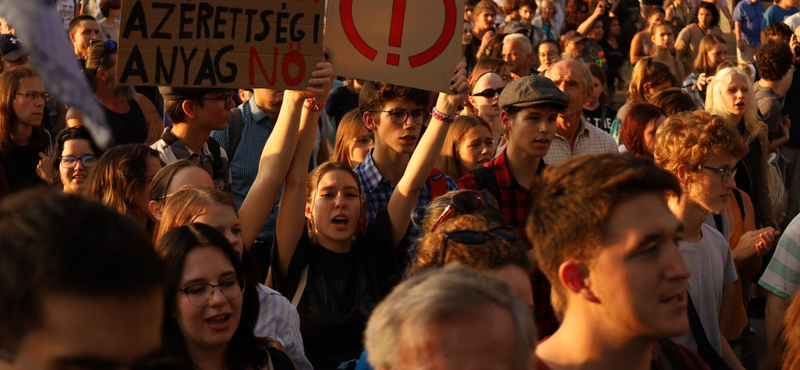 „Demokráciát csinálni menő, le a diktatúrával!" – a Kossuth téren tüntettek diákok és tanárok