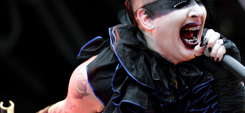 Feladta magát Marilyn Manson a rendőrségen 