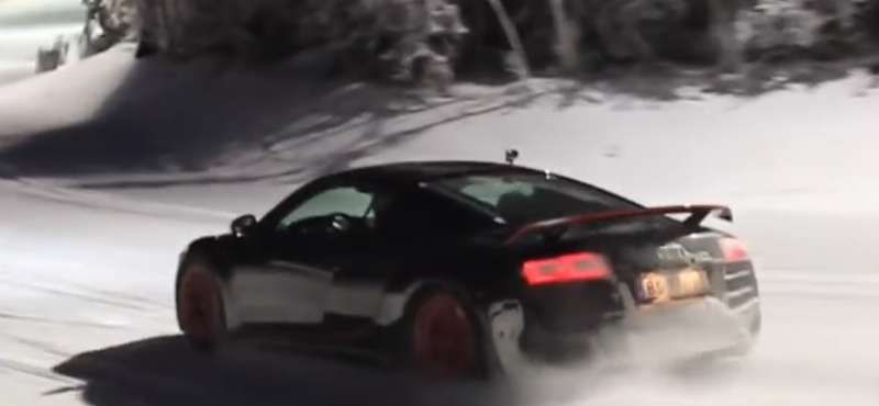 Így fogócskázik egy Audi R8 és egy RS4 a sípályán – videó