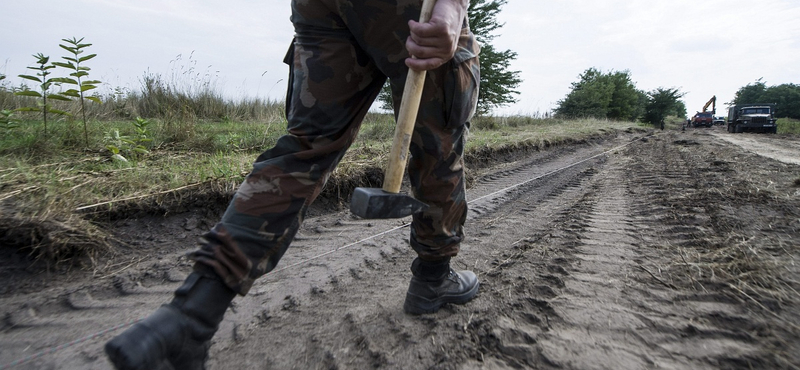 Kilométeres sorok kígyóznak a szerb-magyar határ még működő átkelőinél