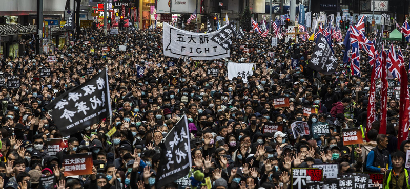 Tüntetők százait vették őrizetbe Hongkongban