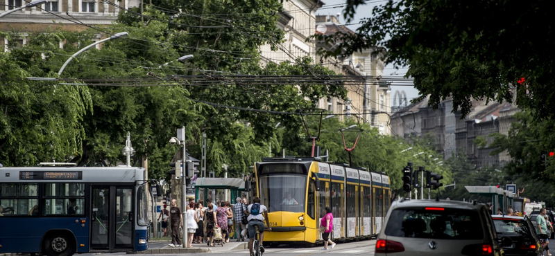 Elavult módszerrel hozzák rendbe a nagykörúti villamospályát?