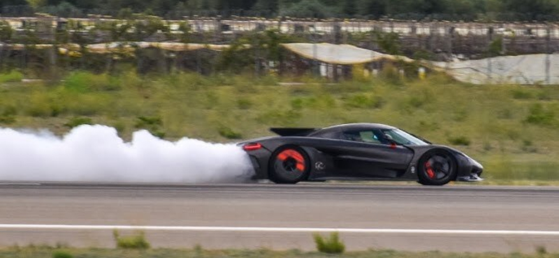 Majdnem elfüstölt egy rendezvényen a Koenigsegg 350 km/h-s tempóra képes hiperautója – videó