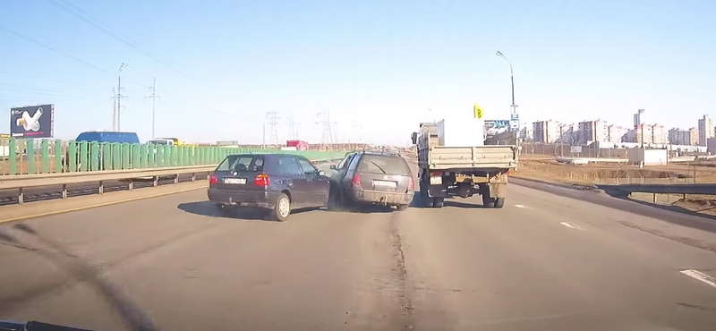 Egy dolgot felejtett el a sofőr, pont abból lett baleset – videó