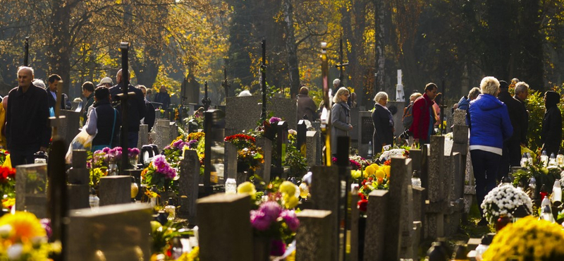 A férje sírja mellett, a bezárt temetőben halt meg egy lengyel nő, mert nem jutottak be a mentők