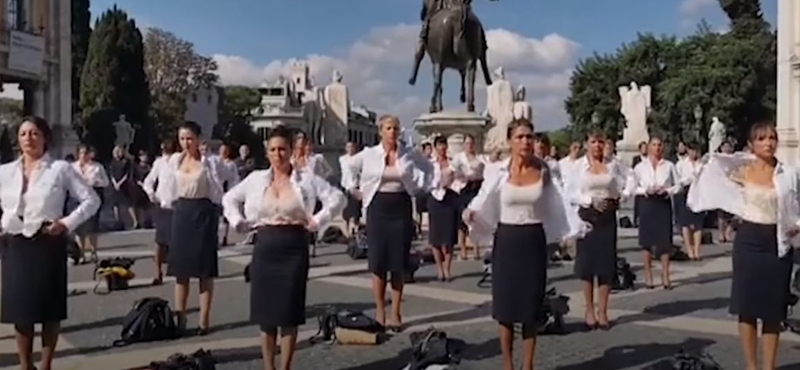 Videó: Vetkőzős flashmobbal tiltakoztak az állásukat vesztett stewardessek Rómában