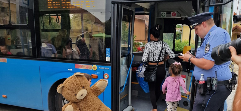 Buszokkal szállították el a Kocson utcára tett kárpátaljai menekülteket