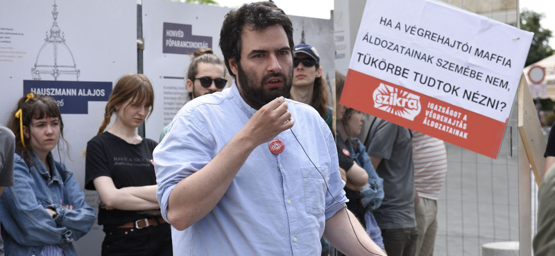 Jámborék szó szerint tükröt állítottak Orbán Viktornak és a Fidesznek - videó