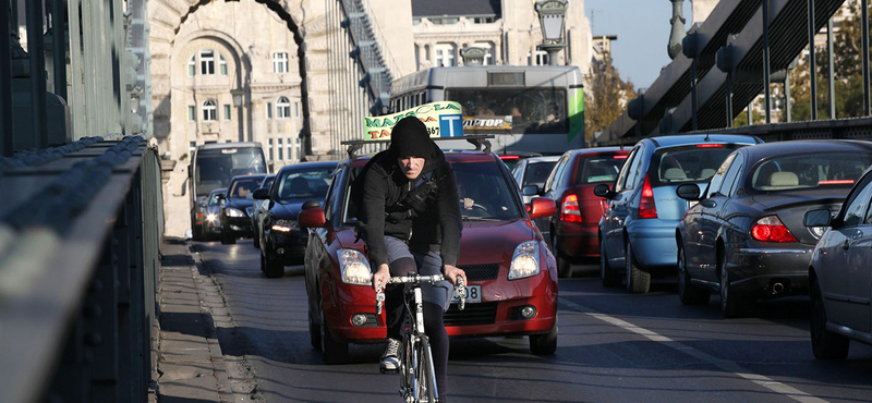 A Lánchíd mindkét oldalán véget ér az autók uralma, elérkezik a gyalogoskánaán