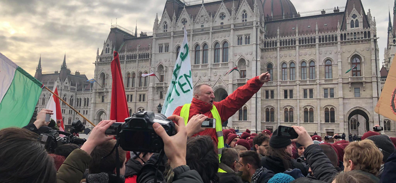 Videó: Így teperték le a rendőrök Komjáthi Imrét, miközben a tüntetők betörtek a térre