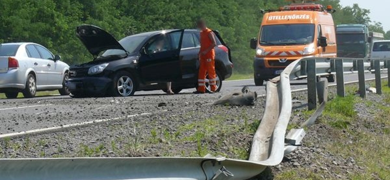 Szalagkorlát fogta meg a Toyota terepjárót – fotó