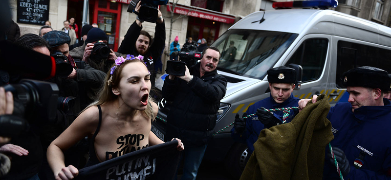 Fotók: Femen-aktivistát vitt el a rendőrség a Markó utcából