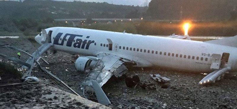 Videó: 170 emberrel a fedélzetén kigyulladt a Boeing, miután túlfutott a pályán és egy folyó állította meg