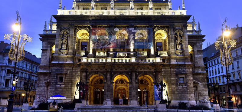 Kigyulladt a budapesti Operaház tetőszerkezete