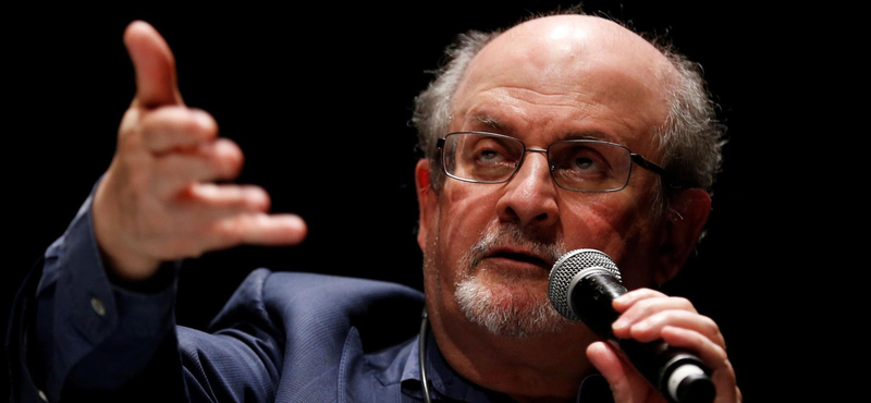 Megkéselték a színpadon Salman Rushdie-t New Yorkban, azonosították az elkövetőt