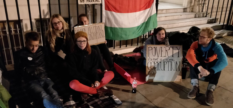 A londoni magyar nagykövetség előtt demonstráltak magyar fiatalok a hajléktalantörvény ellen – fotók