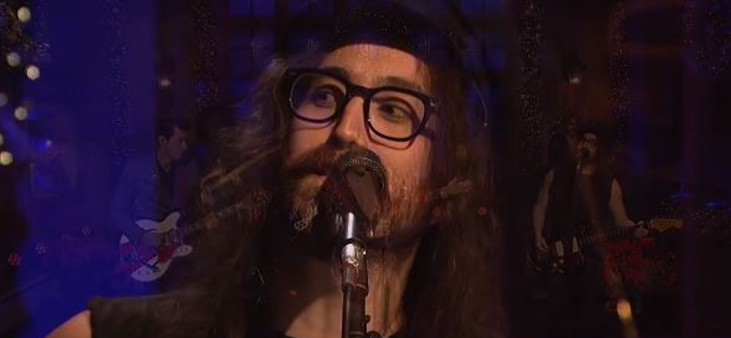 Így énekli apja karácsonyi dalát Sean Lennon