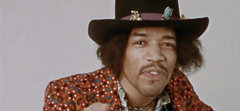 Jimi Hendrix akusztikus gitáron, mosolygósan, szelíden (videó)