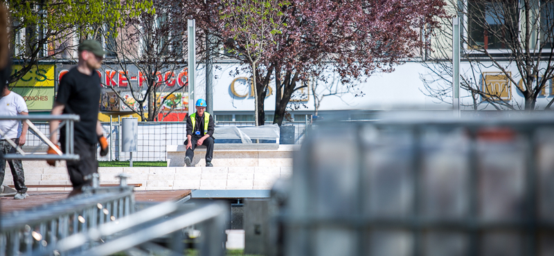 Mit rejtenek az Erzsébet tér paravánjai? – fotók