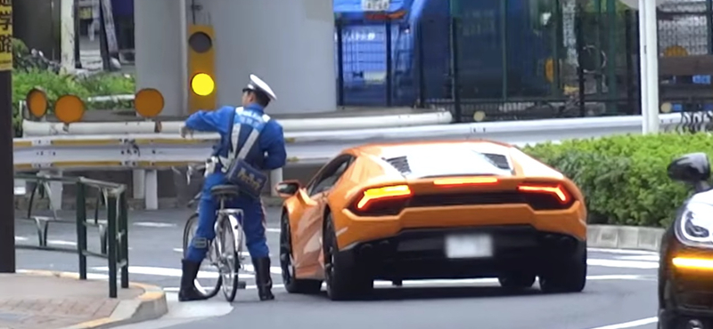 A nap videója: biciklivel "üldözte" a rendőr a Lamborghini Huracant – és sikerült "elkapnia" a sofőrt