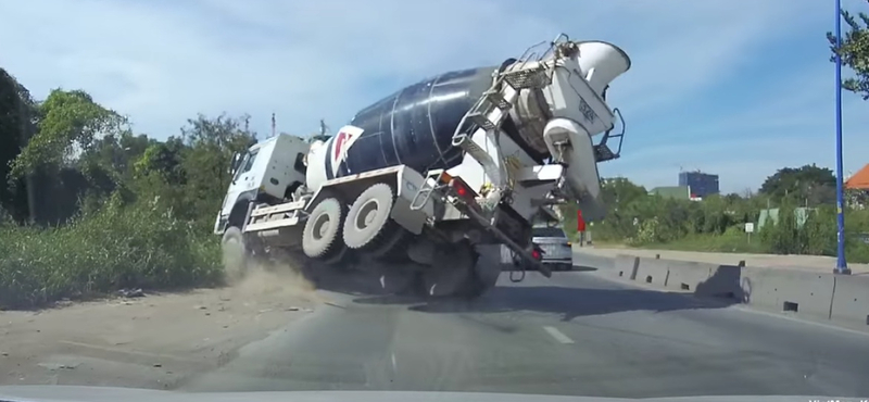 Nagyot mentett a betonkeverő sofőrje, de nemcsak emiatt tanulságos ez a videó