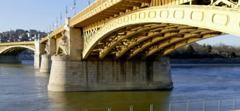 Meghalt egy férfi, aki leesett a Margit hídról