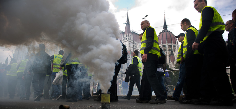 Botrány: ellenőrzik a demonstráló tűzoltók ruháit