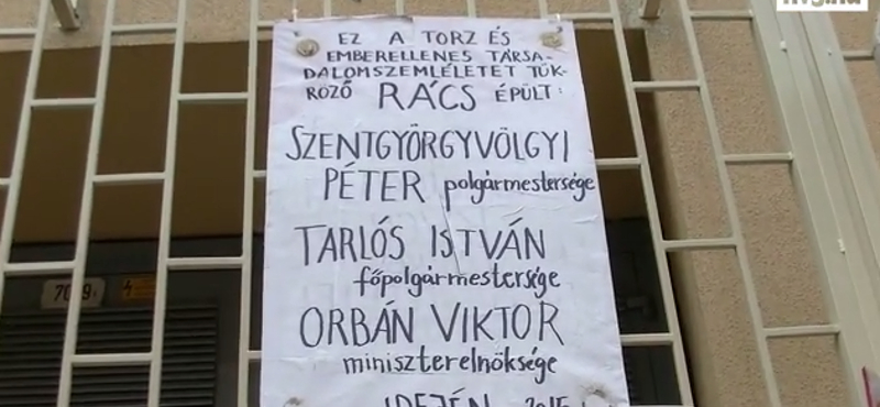 "Vidd a kurva rácsot!" – Szokatlan performansszal tiltakoztak ma a Belvárosban