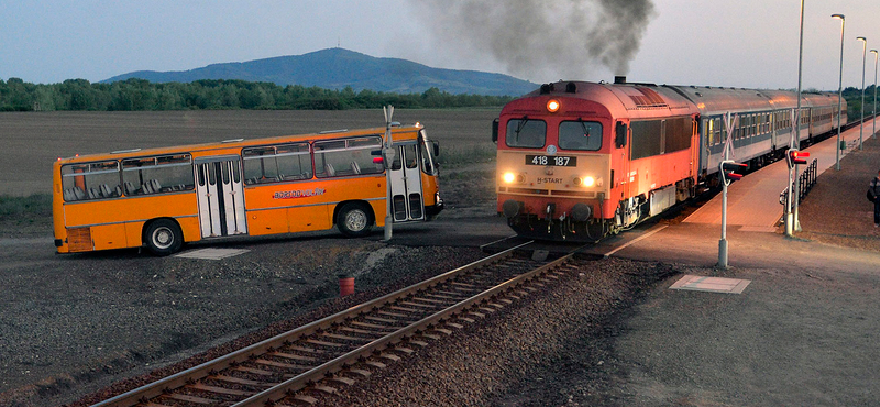 A MÁV alá rendelték a Volánbuszt