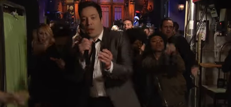 Jimmy Fallon fantasztikusan énekel David Bowie-t - videó