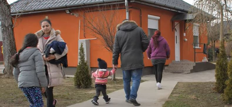 Roma menekült családokat fogad be Teca, a tiszabecsi kempinges – videó