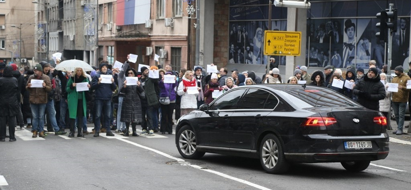 Belehajtott egy autó az újvidéki tragédia miatt tiltakozó tömegbe Belgrádban