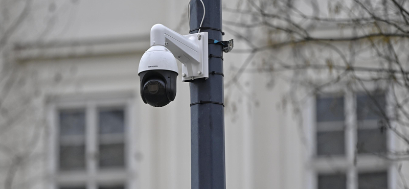 Frissen felszerelt térfigyelő kamerák várják az Orbán-beszédre érkező tömeget a Nemzeti Múzeumnál – Fotók