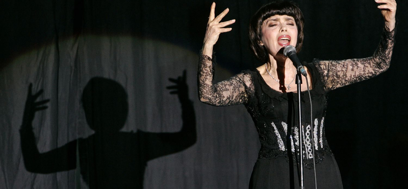 Putyin után a magyar közönséget is el akarja kápráztatni: jön Mireille Mathieu