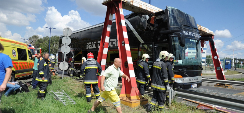 Levágta egy busz tetejét egy magasságkorlátozó a Ferihegyi úton