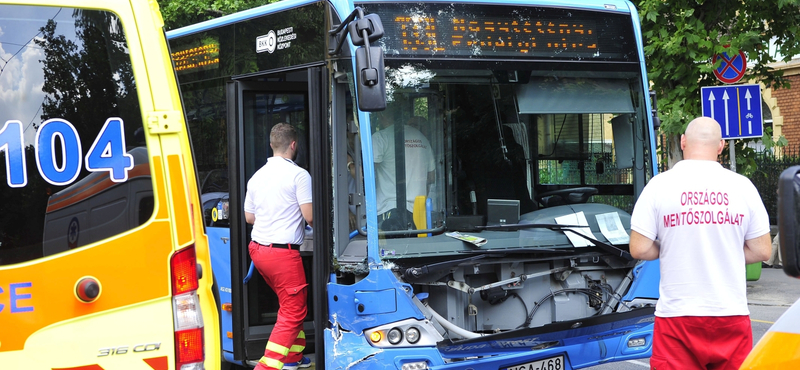 Nagyot csattant a 133E busz a Thökölyn – fotók