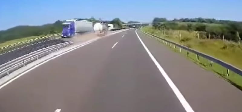 Videón a baleset, amikor egy tejszállító leszakítja az M3-as szalagkorlátját és felborul