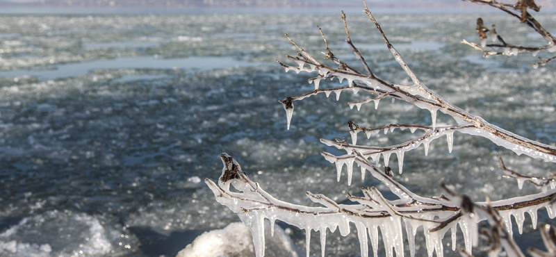 Lehet, hogy a hétvégén már lehet korizni a Balatonon – egy rókát már elbír a jég