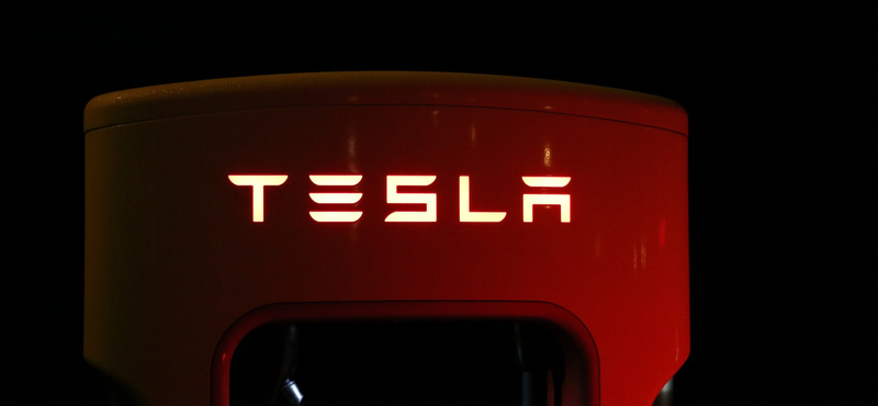 Lehalt a Tesla alkalmazása, egy rakás kocsitulajdonos nem tudott beülni a járművébe