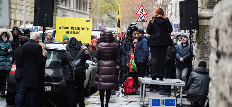 „Feltették a kérdést, megvehető a függetlenségetek, és a válasz igen volt” – bírók és igazságügyi alkalmazottak üzentek nyilvánosan a kormánnyal kötött alku aláíróinak